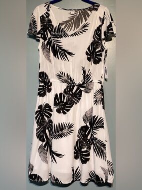 Old Navy -Black and White Tropical Leaf Dress. Size Small NWT